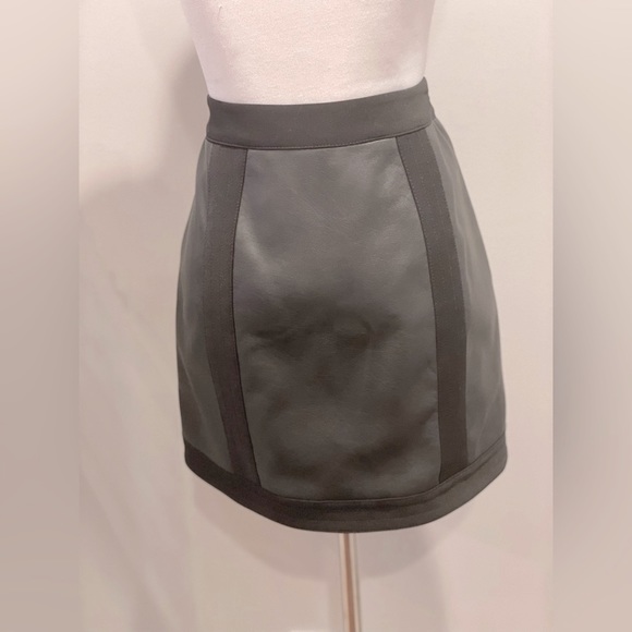 BCBG MAXAZRIA LEATHER SKIRT - Picture 4 of 5